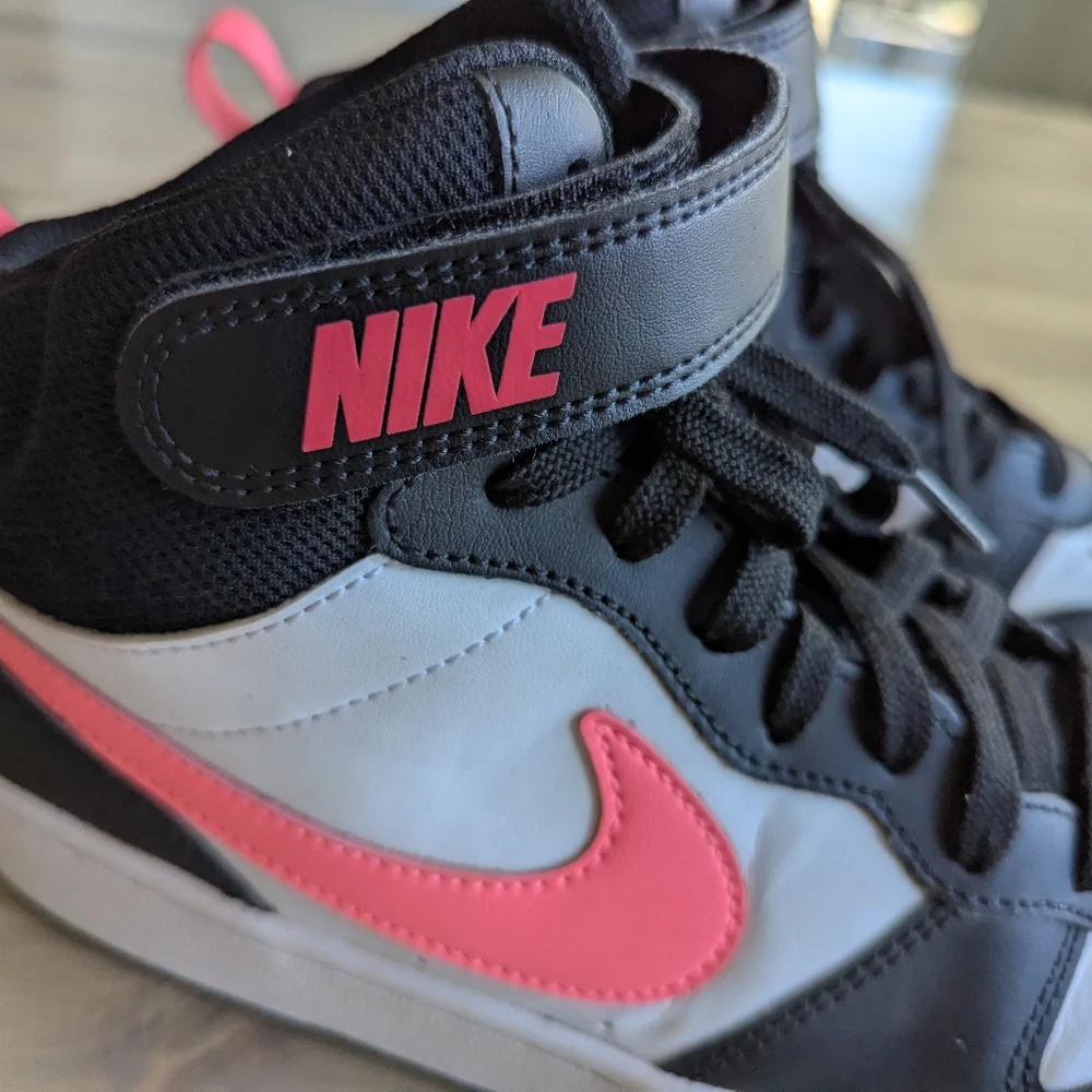Nike Sneakers (Youth Size 6)‎